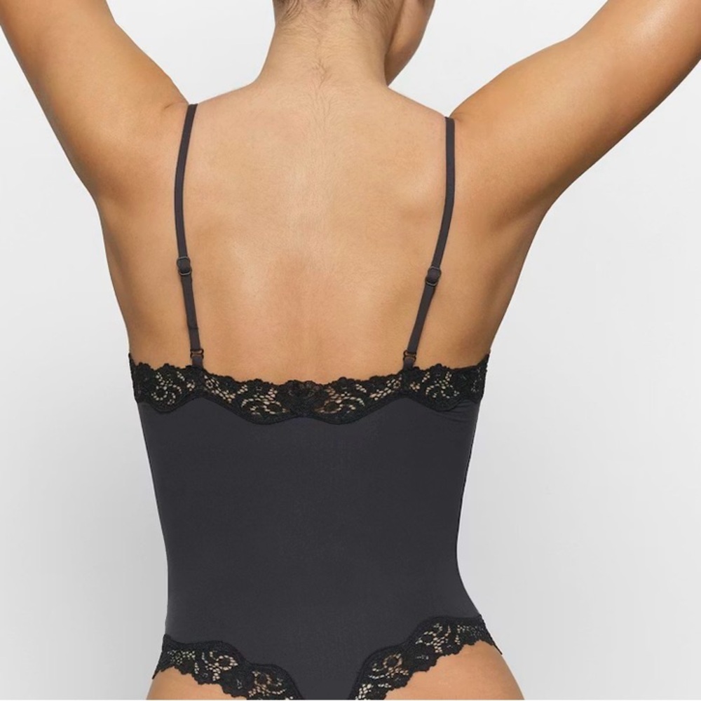 Size small SKIMS lace fits everybody bodysuit never worn - Picture 2 of 2